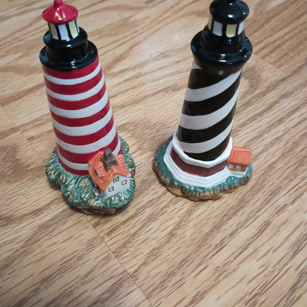 Vintage. Never Used. Lighthouse Salt & Pepper Shakers. 1999 - Picture 4 of 7